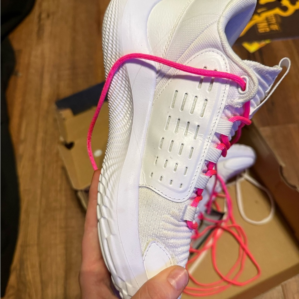 Women’s under armor basketball shoes - Picture 4 of 11